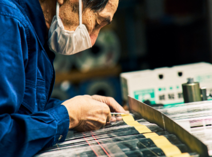 生地を確かめながら作業する職人